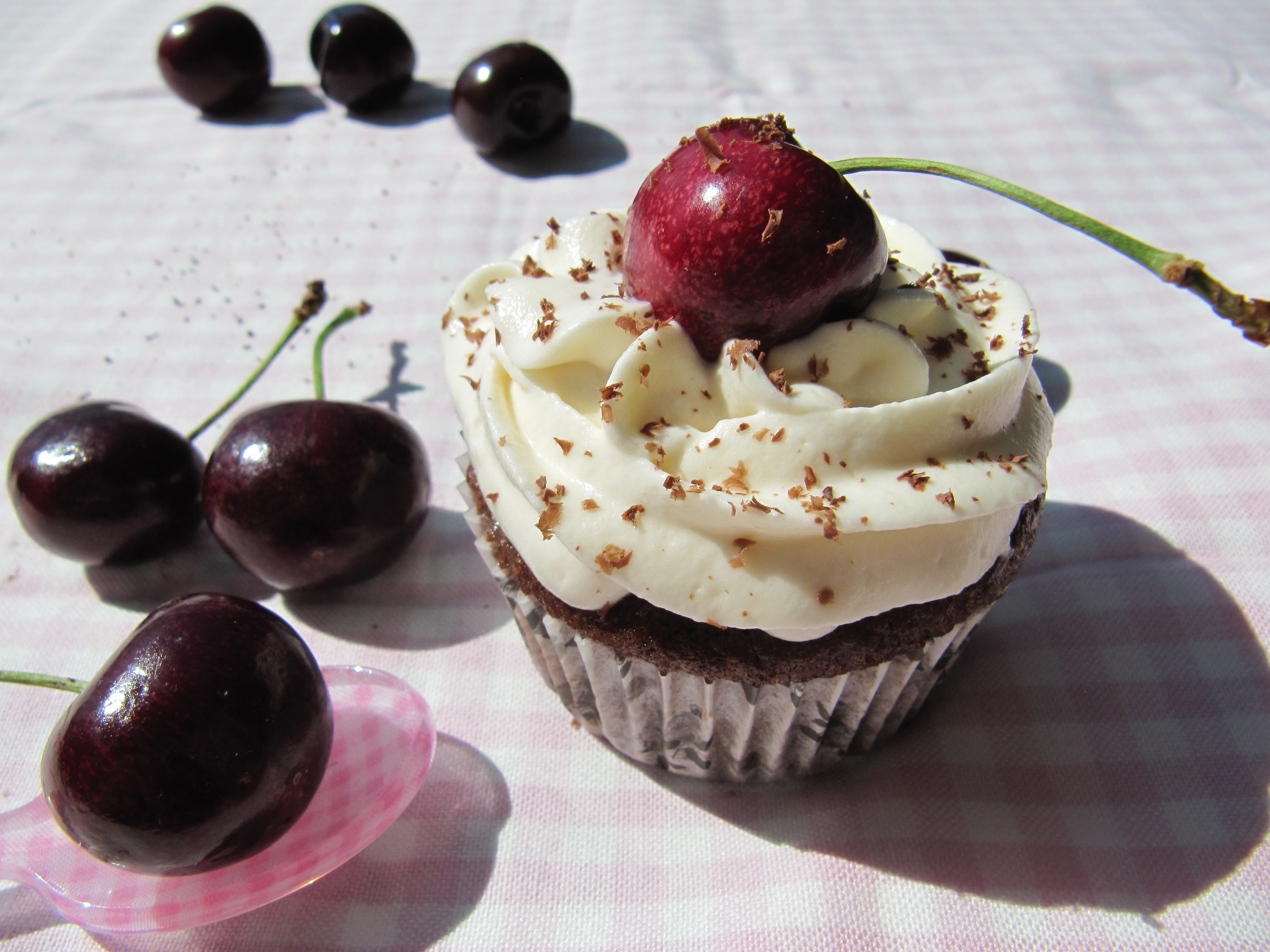 Cupcake Forêt Noire avec Glaçage à la Vanille et Garniture de