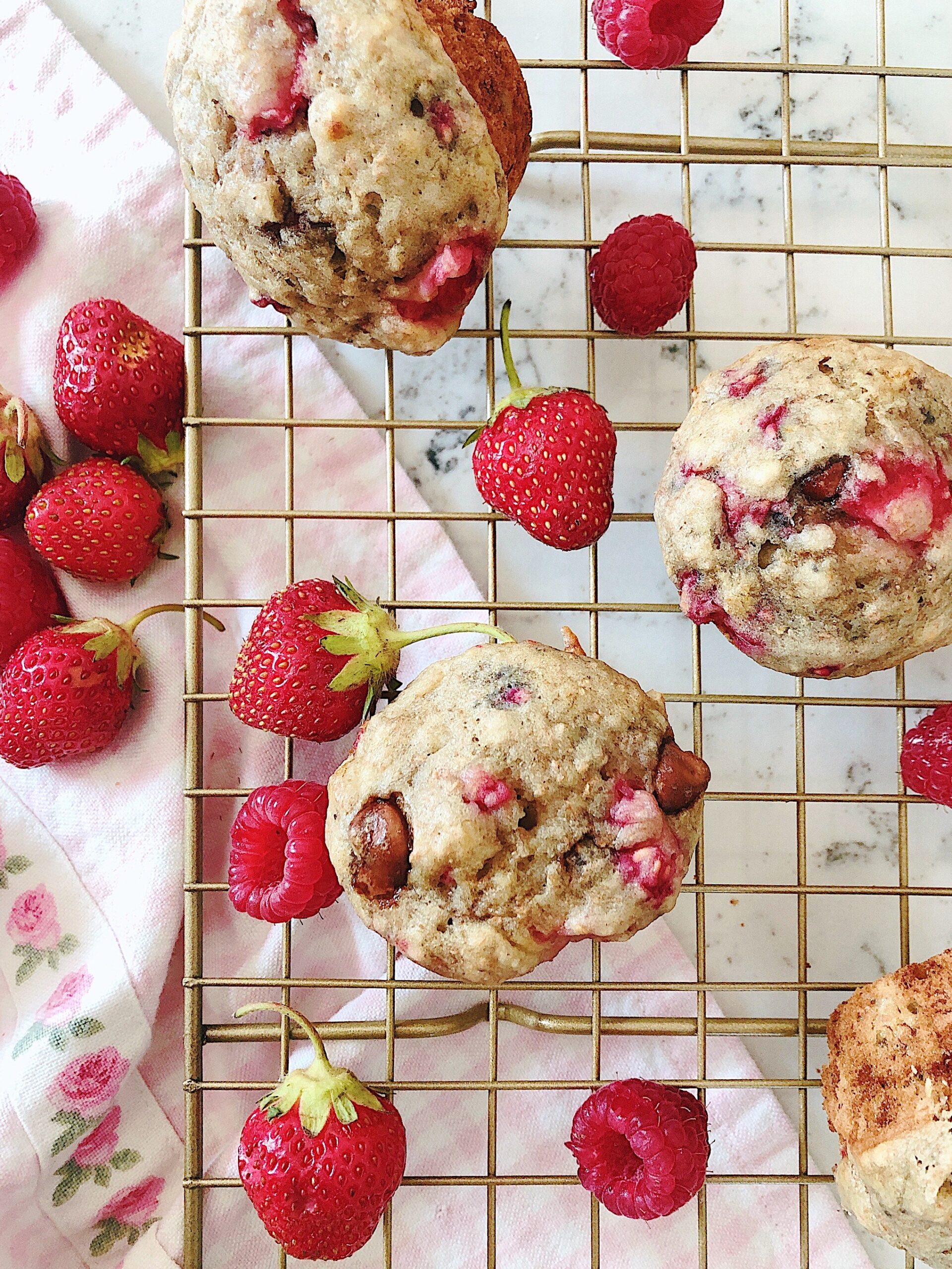 Muffins aux bananes fraises du Québec framboises et chocolat Cerises Gourmandises